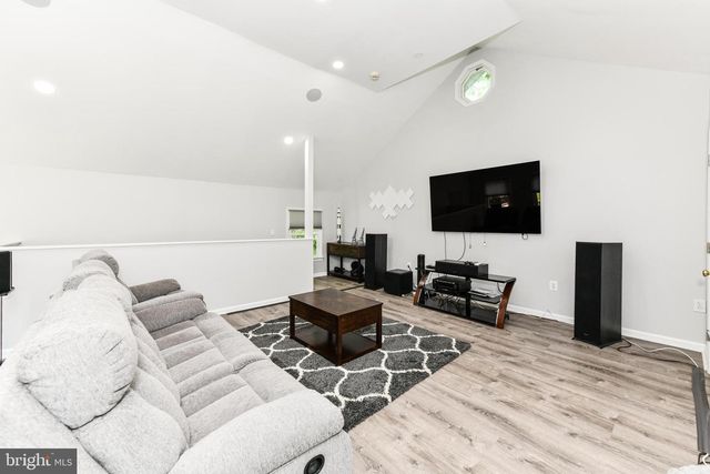 14 OAK LN, Sterling, VA 20165
