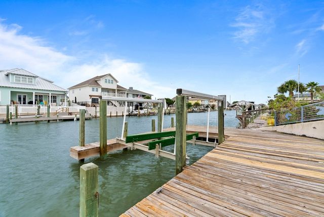 204 Lands End St, Rockport, TX 78382