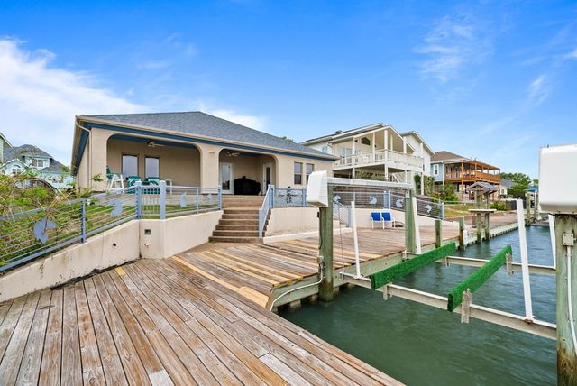 204 Lands End St, Rockport, TX 78382