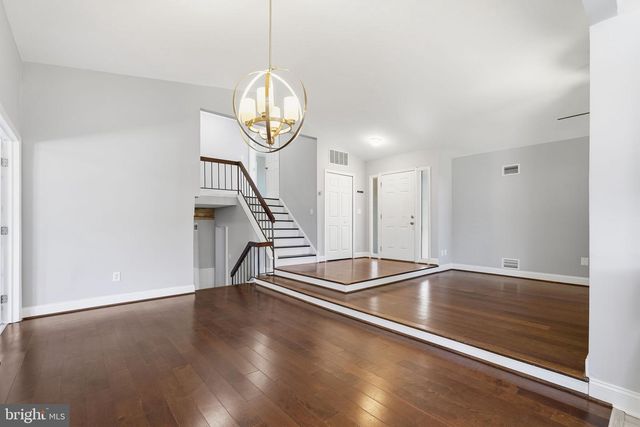 7 ABBEY CIR, Sterling, VA 20164