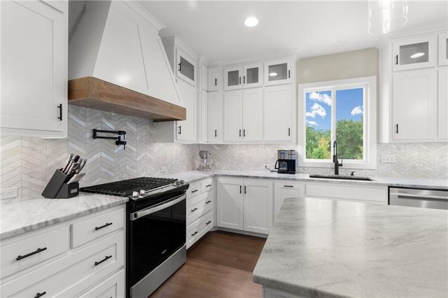 8923 N Poplar Avenue, Kansas City, MO 64156