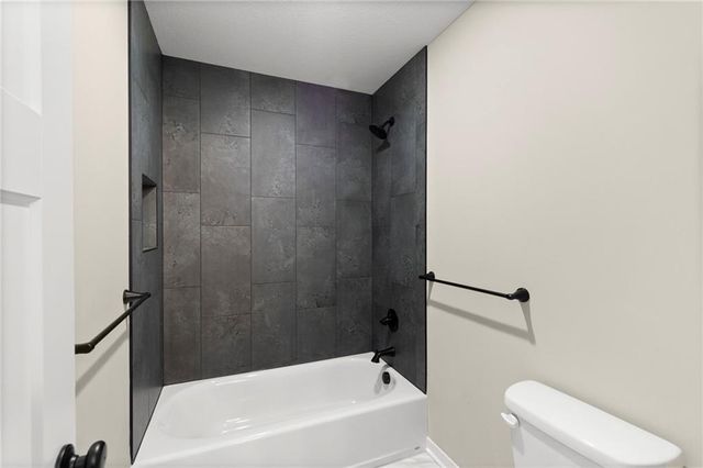 8923 N Poplar Avenue, Kansas City, MO 64156