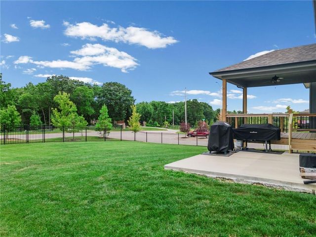 8923 N Poplar Avenue, Kansas City, MO 64156