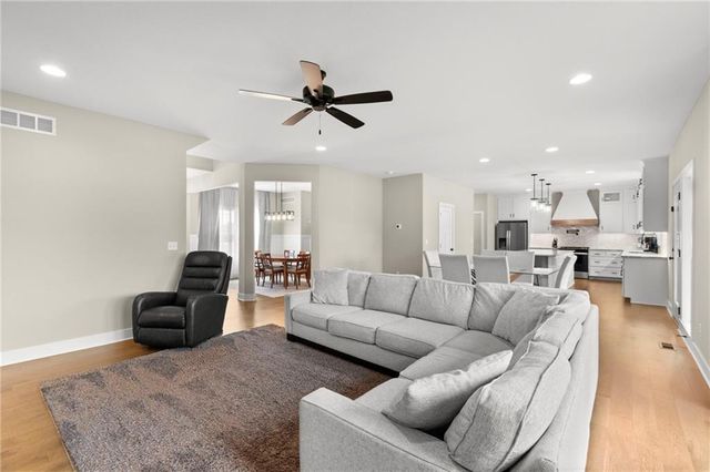 8923 N Poplar Avenue, Kansas City, MO 64156