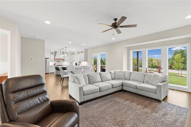 8923 N Poplar Avenue, Kansas City, MO 64156