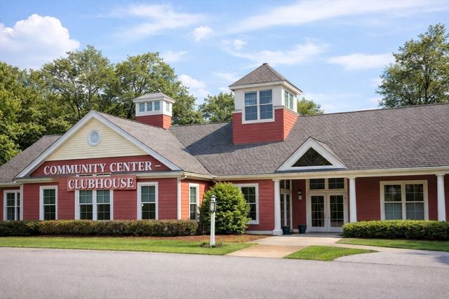 18 Winterberry Ln 18, Hanover, MA 02339