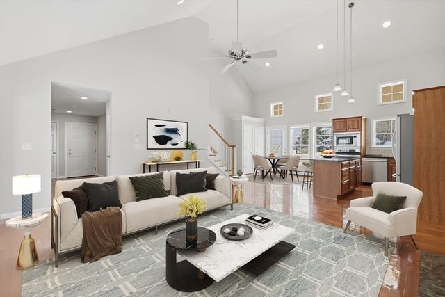 18 Winterberry Ln 18, Hanover, MA 02339