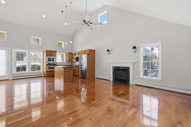 18 Winterberry Ln 18, Hanover, MA 02339