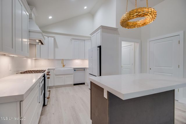 122 W Beach Boulevard, 6, Long Beach, MS 39560