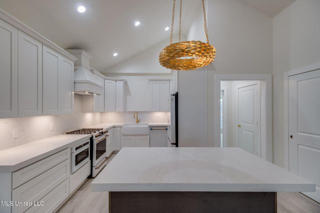 122 W Beach Boulevard, 6, Long Beach, MS 39560