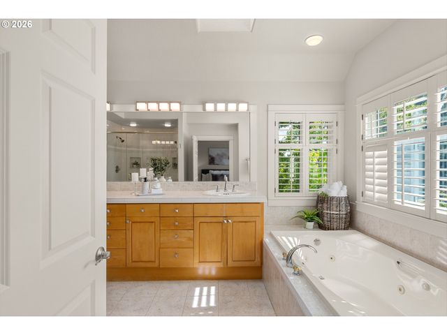 1915 Nw COLUMBINE Ln, Portland, OR 97229
