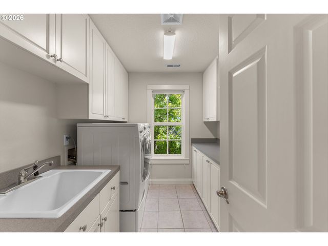 1915 Nw COLUMBINE Ln, Portland, OR 97229