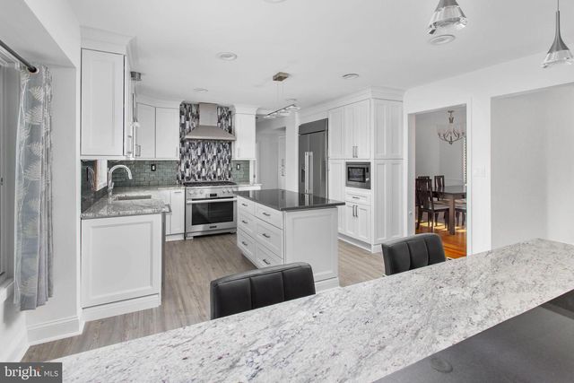 7 SHERIDAN DR, West Windsor, NJ 08550