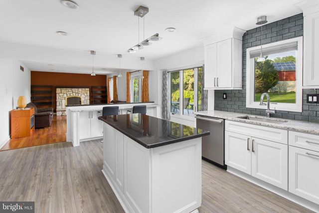 7 SHERIDAN DR, West Windsor, NJ 08550