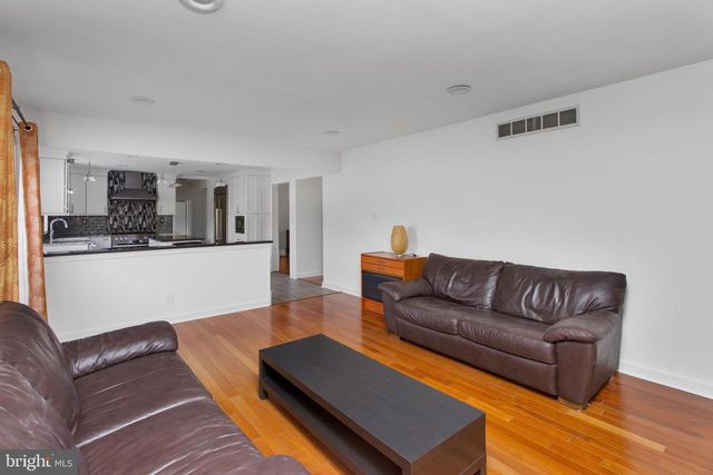 7 SHERIDAN DR, West Windsor, NJ 08550