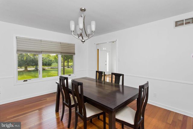 7 SHERIDAN DR, West Windsor, NJ 08550