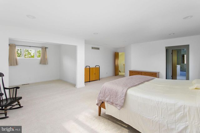 7 SHERIDAN DR, West Windsor, NJ 08550