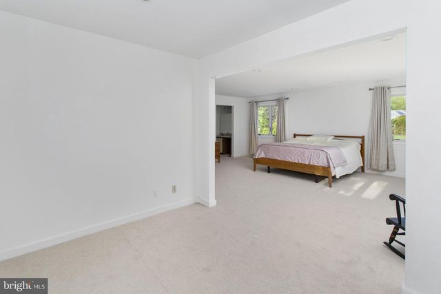 7 SHERIDAN DR, West Windsor, NJ 08550