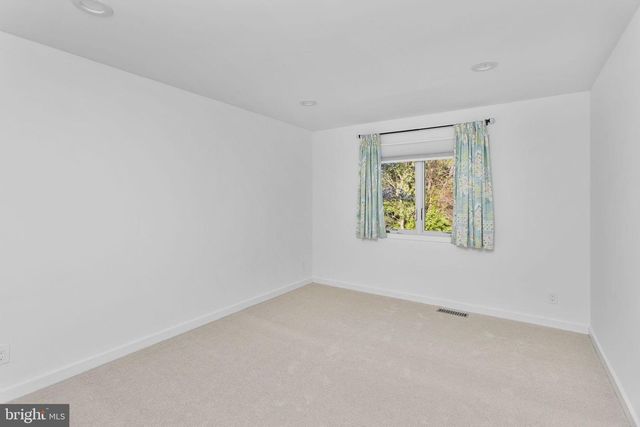 7 SHERIDAN DR, West Windsor, NJ 08550
