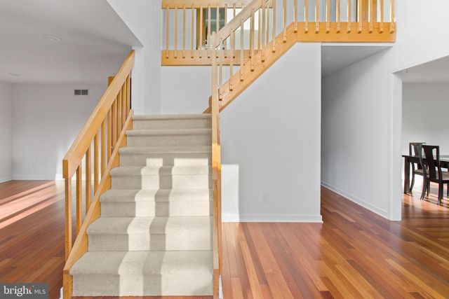 7 SHERIDAN DR, West Windsor, NJ 08550