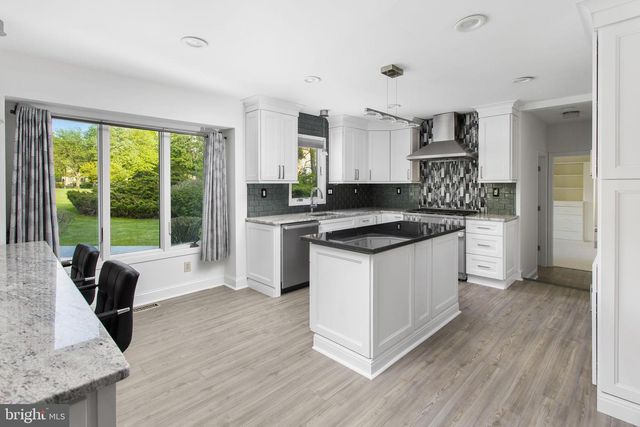 7 SHERIDAN DR, West Windsor, NJ 08550