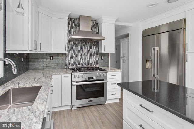 7 SHERIDAN DR, West Windsor, NJ 08550