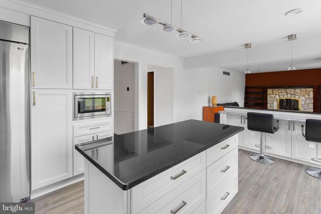 7 SHERIDAN DR, West Windsor, NJ 08550
