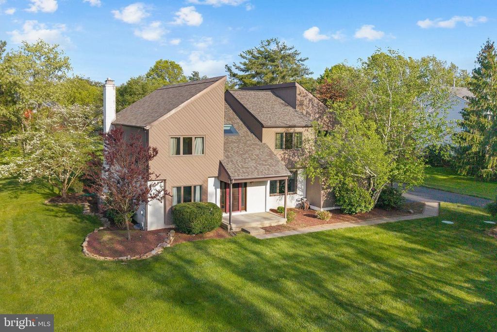 7 SHERIDAN DR, West Windsor, NJ 08550