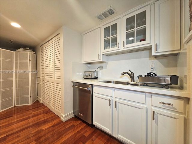 3200 Collins Ave 9-6, Miami Beach, FL 33140