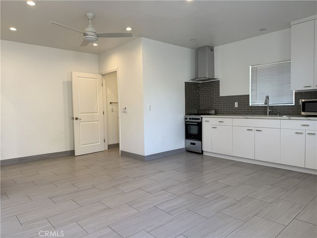 17843 Victory Blvd, Reseda, CA 91335
