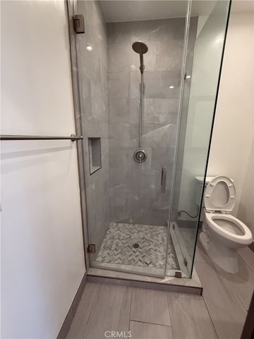 17843 Victory Blvd, Reseda, CA 91335