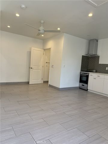17843 Victory Blvd, Reseda, CA 91335