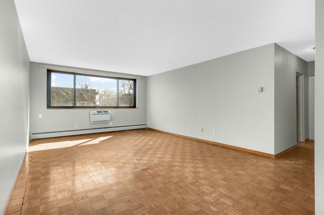 1912 Dupont Avenue S 405, Minneapolis, MN 55403