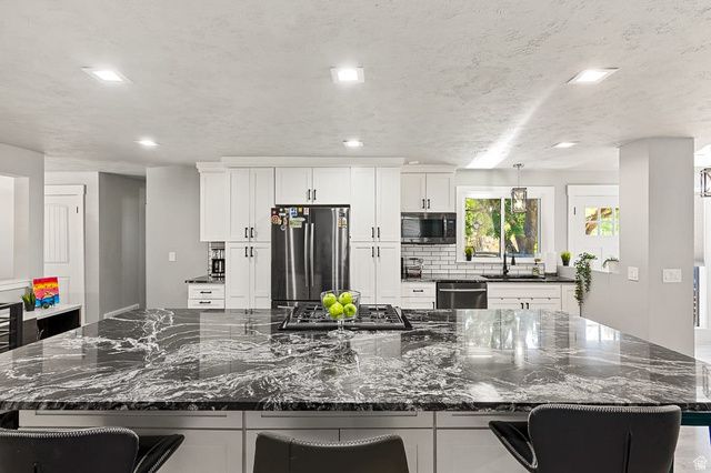 10446 S WEEPING WILLOW DR, Sandy, UT 84070