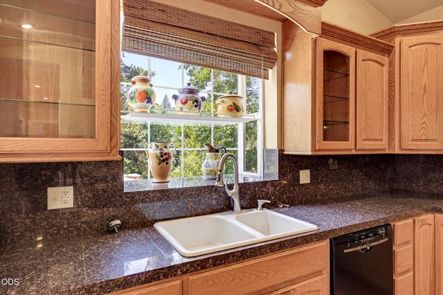 935 S 3rd Street, Jacksonville, OR 97530