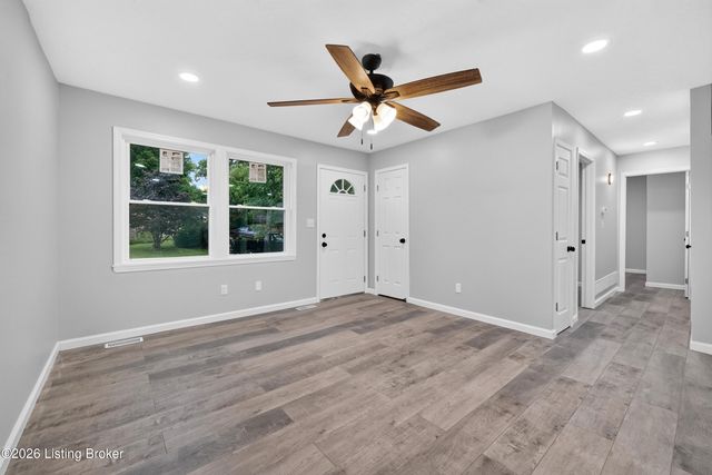 9602 Pembury Ct, Louisville, KY 40272