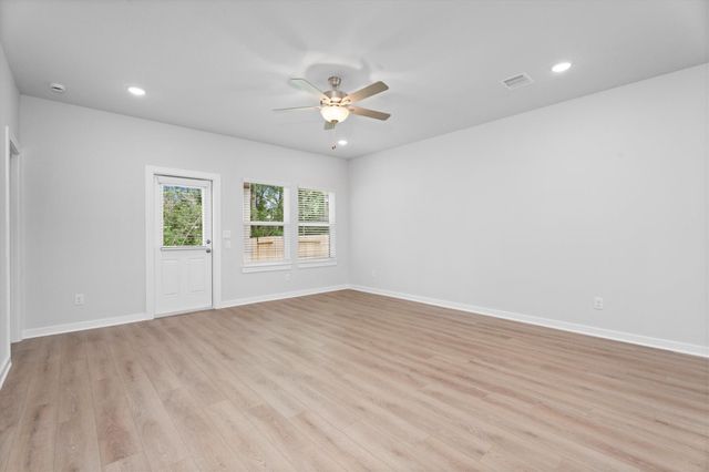 21 Courageous Side Way, Magnolia, TX 77354