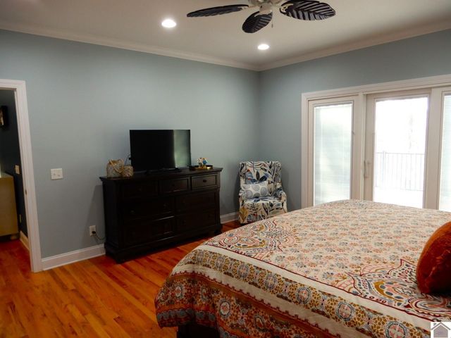 718 Marina Village Dr # 9, Grand Rivers, KY 42045