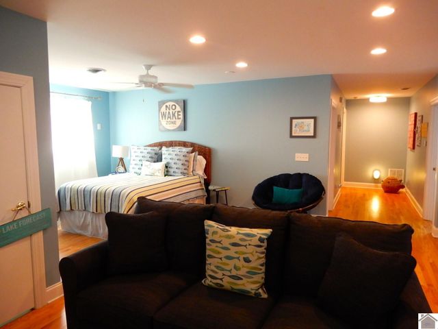 718 Marina Village Dr # 9, Grand Rivers, KY 42045