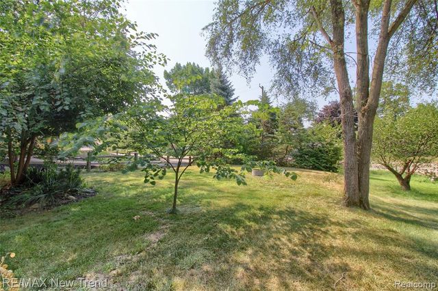 2475 Jackson Boulevard, Highland, MI 48356