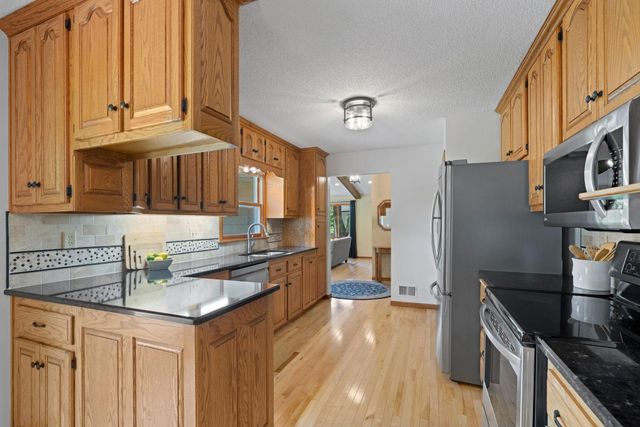 15700 5th Avenue N, Plymouth, MN 55447