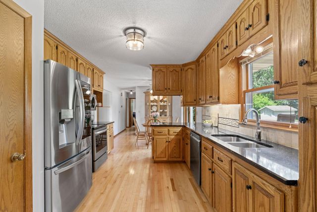 15700 5th Avenue N, Plymouth, MN 55447