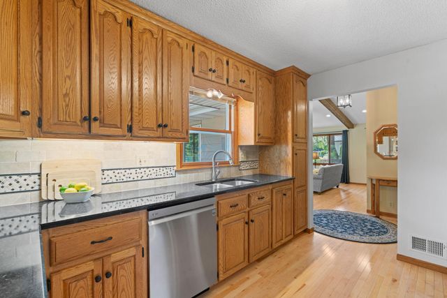 15700 5th Avenue N, Plymouth, MN 55447