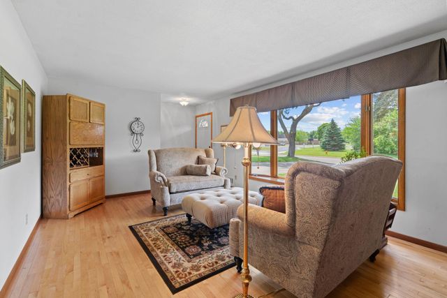 15700 5th Avenue N, Plymouth, MN 55447