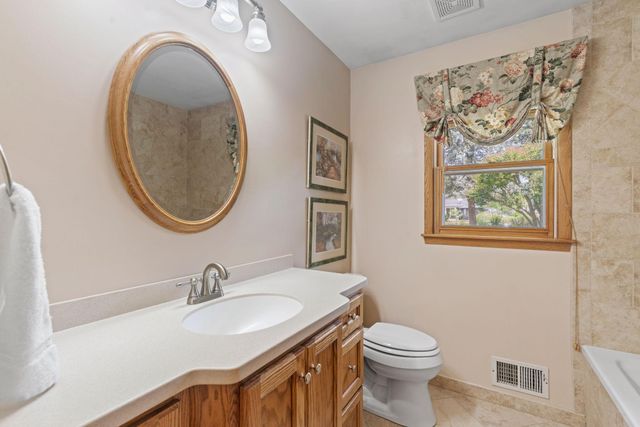 15700 5th Avenue N, Plymouth, MN 55447