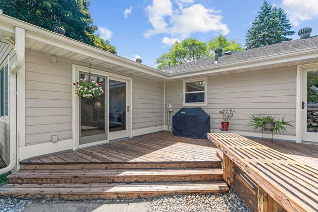 15700 5th Avenue N, Plymouth, MN 55447
