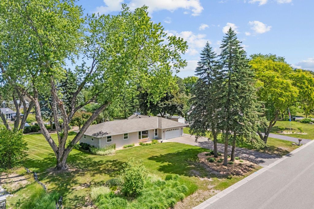 15700 5th Avenue N, Plymouth, MN 55447