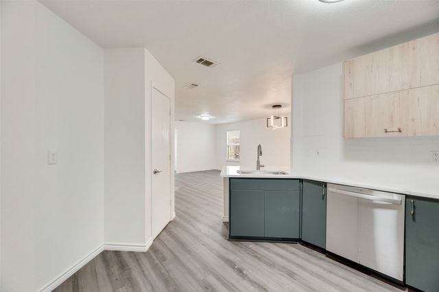 812 Isla Verde Plaza, Dallas, TX 75211