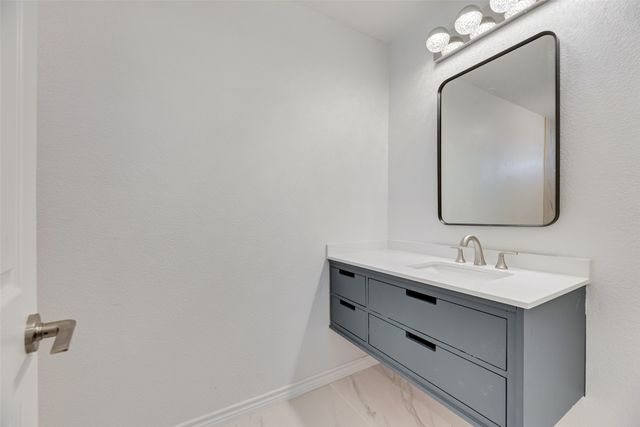 812 Isla Verde Plaza, Dallas, TX 75211