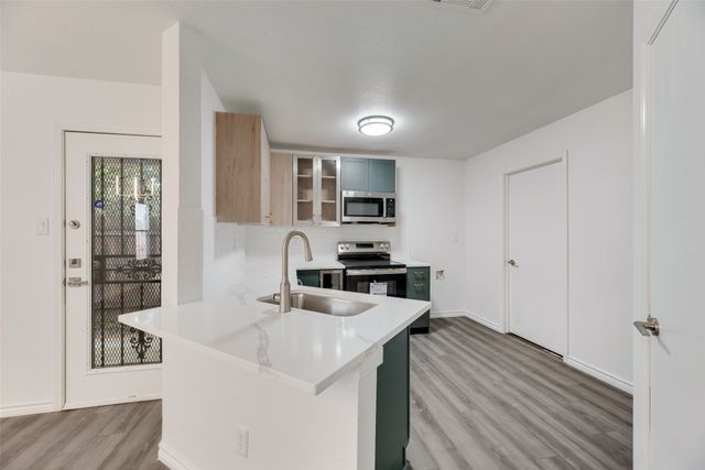 812 Isla Verde Plaza, Dallas, TX 75211